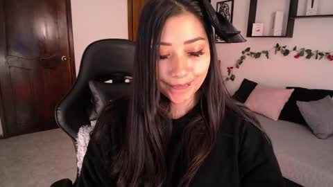 Mia zoe online show from October 7, 2:03 pm