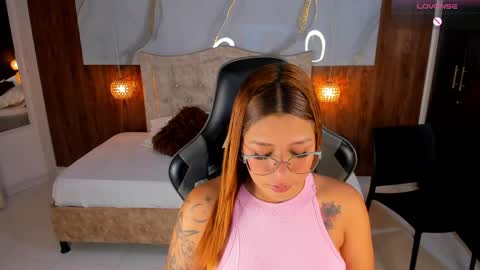 Snapshot of mia_18v chatting on May 22, 8:14 pm Violett online show from May 22, 8:14 pm