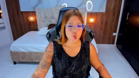 Snapshot of mia_18v chatting on June 3, 8:14 pm Violett online show from June 3, 8:14 pm