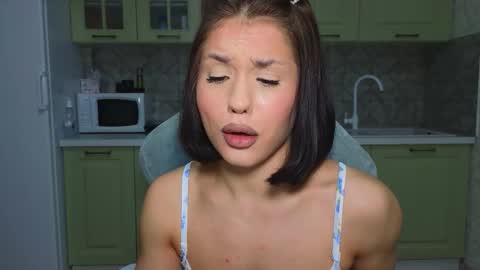 Mia online show from March 15, 7:20 pm