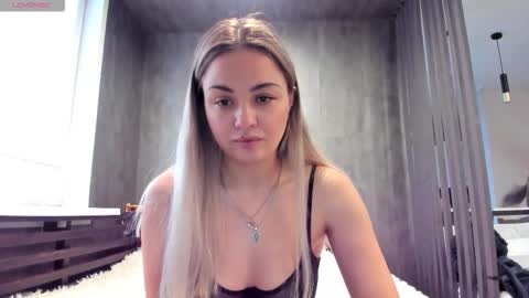 Mia online show from November 13, 3:05 am