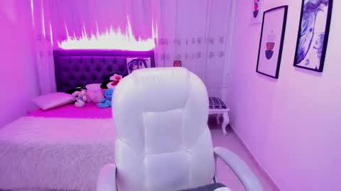 Mia online show from December 3, 9:57 pm