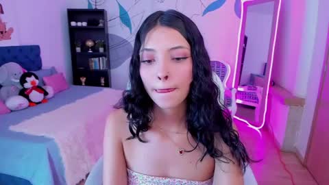 Snapshot of mia_clay1 chatting on May 8, 8:14 pm Mia online show from May 8, 8:14 pm