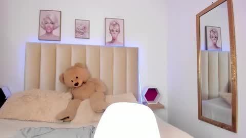 Snapshot of mia_corner chatting on October 17, 2:19 pm mia_corner online show from October 17, 2:19 pm