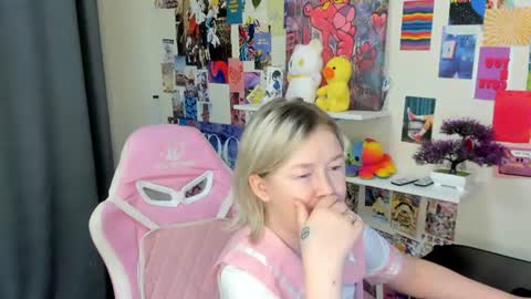 Snapshot of mia_ferd chatting on July 2, 2:55 am Mia online show from July 2, 2:55 am