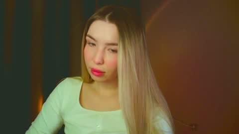 Snapshot of mia_fleur_ chatting on January 7, 2:31 am Mia online show from January 7, 2:31 am