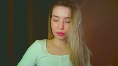 Snapshot of mia_fleur_ chatting on January 7, 5:33 am Mia online show from January 7, 5:33 am