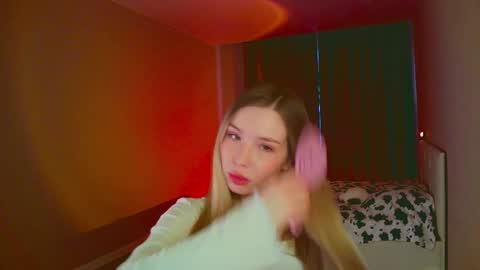 Snapshot of mia_fleur_ chatting on February 10, 6:31 am Mia online show from February 10, 6:31 am