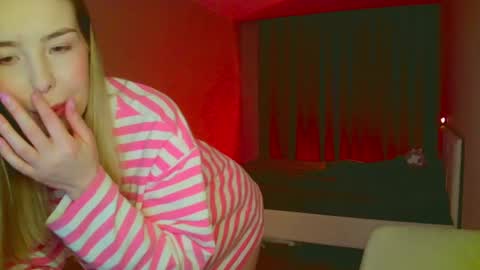 Snapshot of mia_fleur_ chatting on March 1, 3:43 am Mia online show from March 1, 3:43 am