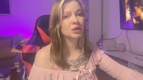 Snapshot of mia_kamp chatting on February 14, 5:43 pm Mia online show from February 14, 5:43 pm