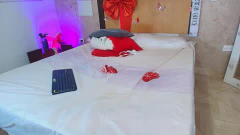 MIALOPEZ      .     Y      .      online show from February 15, 7:21 pm