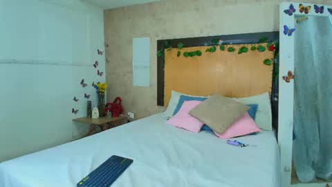 Snapshot of mia_lopez52 chatting on July 19, 9:35 am MIALOPEZ . Y . online show from July 19, 9:35 am