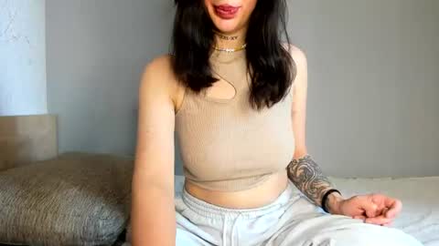 Snapshot of mia_meeeow chatting on June 17, 8:50 am Mia online show from June 17, 8:50 am