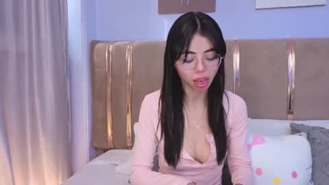 Mia online show from June 23, 8:40 pm