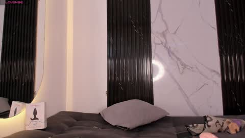 Snapshot of mia_ravenn chatting on December 3, 9:01 pm Mia online show from December 3, 9:01 pm