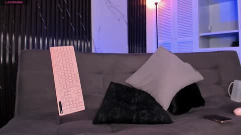 Snapshot of mia_ravenn chatting on December 7, 3:58 am Mia online show from December 7, 3:58 am