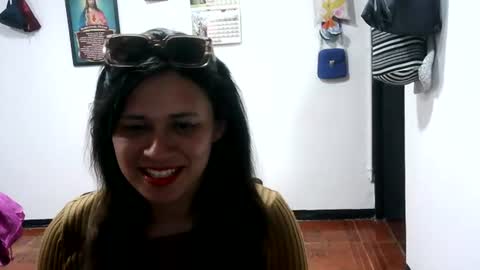 Snapshot of mia_robeerts chatting on June 13, 1:03 am mia_robeerts online show from June 13, 1:03 am