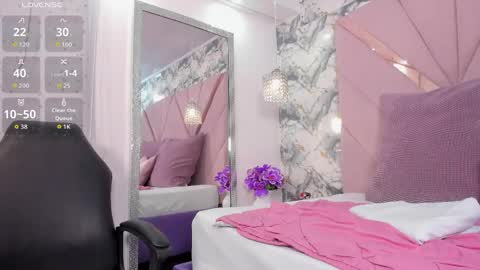 Snapshot of mia_rouxx1 chatting on April 18, 4:27 am Mia online show from April 18, 4:27 am