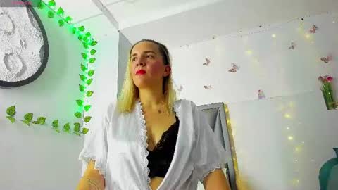 Snapshot of mia_salome23 chatting on June 23, 1:53 pm mia_salome23 online show from June 23, 1:53 pm