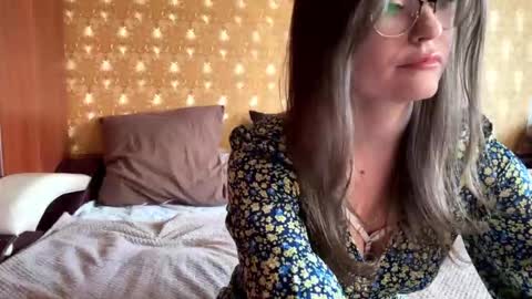 Snapshot of mia_shine_bright chatting on November 9, 6:12 am Mia online show from November 9, 6:12 am