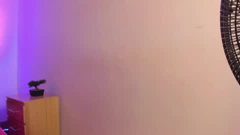 Snapshot of mia_sweetie1 chatting on May 29, 8:18 pm mia_sweetie1 online show from May 29, 8:18 pm