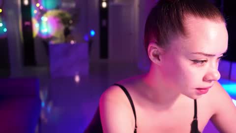 VixenMia online show from February 27, 4:01 am