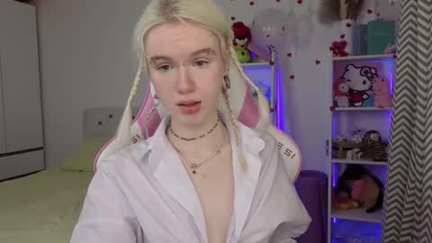 Snapshot of mia_waterlily chatting on February 21, 3:18 am Mia online show from February 21, 3:18 am