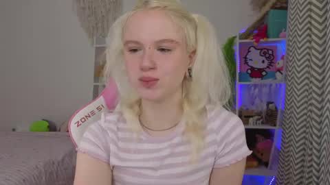 Snapshot of mia_waterlily chatting on April 19, 3:28 am Mia online show from April 19, 3:28 am