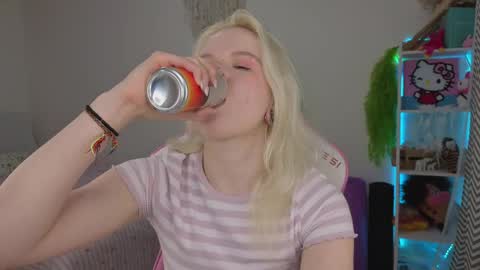 Snapshot of mia_waterlily chatting on April 21, 3:35 am Mia online show from April 21, 3:35 am