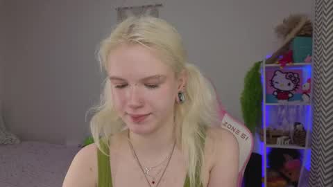 Snapshot of mia_waterlily chatting on April 22, 3:09 am Mia online show from April 22, 3:09 am