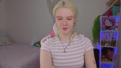 Snapshot of mia_waterlily chatting on April 26, 3:37 am Mia online show from April 26, 3:37 am
