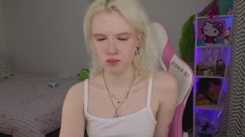 Snapshot of mia_waterlily chatting on April 27, 3:26 am Mia online show from April 27, 3:26 am