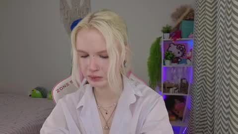 Snapshot of mia_waterlily chatting on April 28, 3:22 am Mia online show from April 28, 3:22 am