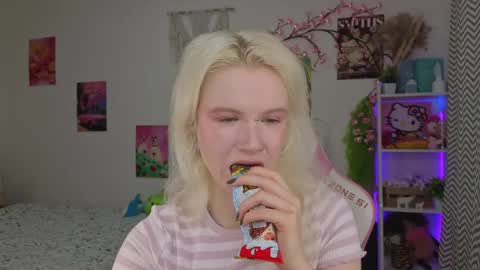 Snapshot of mia_waterlily chatting on May 1, 3:33 am Mia online show from May 1, 3:33 am