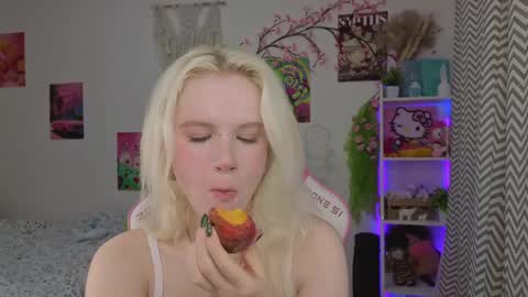 Snapshot of mia_waterlily chatting on May 4, 3:24 am Mia online show from May 4, 3:24 am