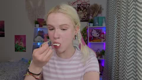Snapshot of mia_waterlily chatting on May 6, 3:24 am Mia online show from May 6, 3:24 am