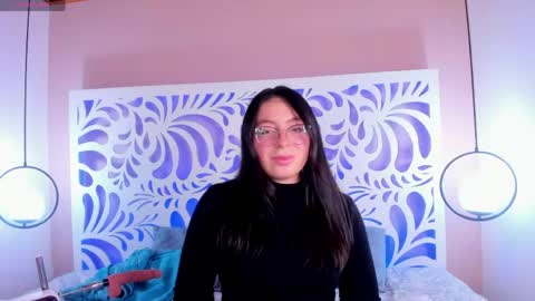 mia_wills_ online show from April 13, 5:07 pm