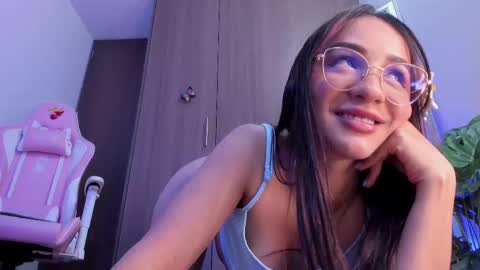 Snapshot of miaa_06 chatting on February 20, 5:33 am mia  nicolle online show from February 20, 5:33 am