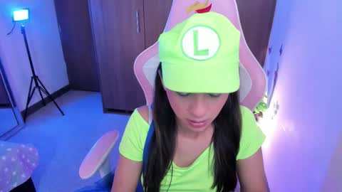 Snapshot of miaa_06 chatting on November 1, 1:18 am mia  nicolle online show from November 1, 1:18 am