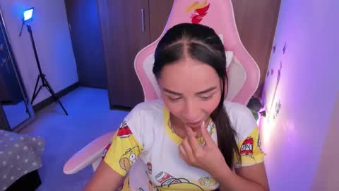 mia  nicolle online show from January 19, 2:15 am