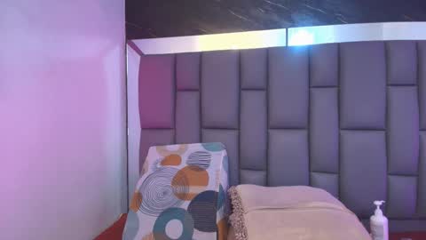 Mia online show from February 6, 12:08 pm