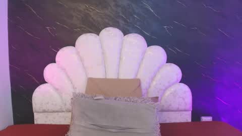 Mia online show from April 9, 12:10 pm