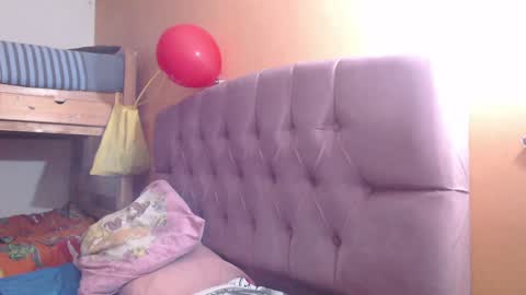 Snapshot of miaabrownn chatting on December 18, 2:10 am MIA online show from December 18, 2:10 am