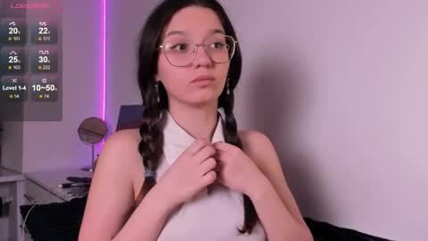 Snapshot of miabellee_ chatting on May 6, 11:54 pm mia online show from May 6, 11:54 pm