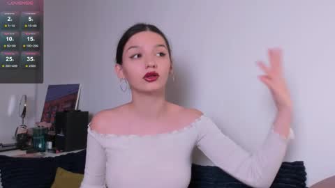 Snapshot of miabellee_ chatting on June 1, 10:22 pm mia online show from June 1, 10:22 pm