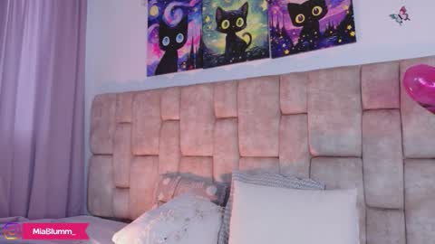 miablumm_ online show from March 22, 9:07 pm