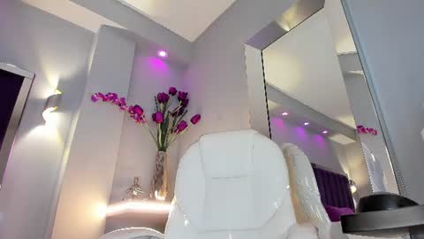 Snapshot of miacamille chatting on June 17, 6:31 pm Mia Camille online show from June 17, 6:31 pm