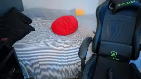 Snapshot of miacanela_xo chatting on April 22, 1:52 am Mia online show from April 22, 1:52 am