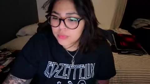 Snapshot of miacanela_xo chatting on May 3, 2:50 am Mia online show from May 3, 2:50 am