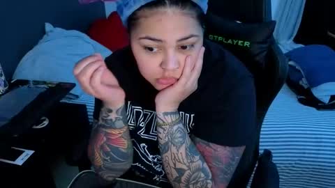Snapshot of miacanela_xo chatting on May 4, 12:17 am Mia online show from May 4, 12:17 am